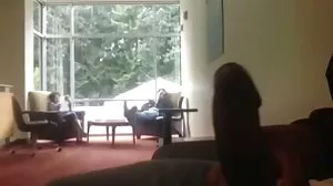 Spinner dalam paras video lucah bertudung lutut menggoda zakar besar