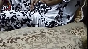 Pegawai janitor bohsia kena rewang sangat bertuah kerana mempunyai hubungan yang baik dengan milf miang ini
