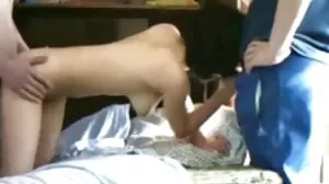 Gadis kolej payudara besar meniduri dua korek awek lelaki selepas parti